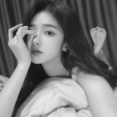 黑白女生微信头像(图61)