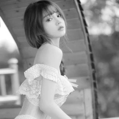 黑白女生微信头像(图114)