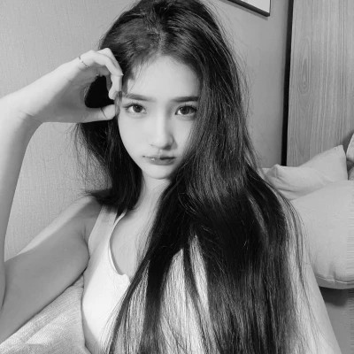 黑白女生微信头像(图69)