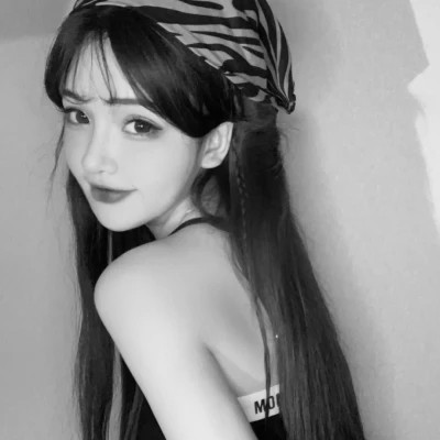 黑白女生微信头像(图43)