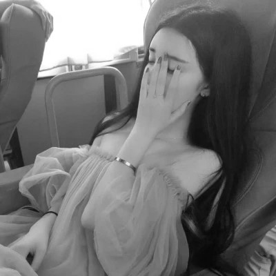 黑白女生微信头像(图42)