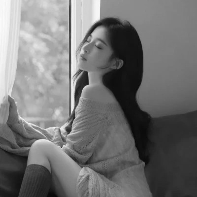 黑白女生微信头像(图111)