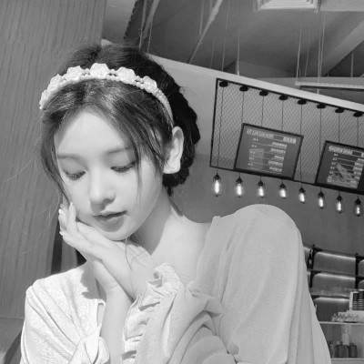 黑白女生微信头像(图77)
