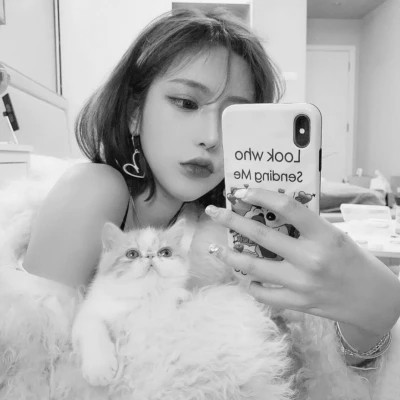 个性十足的黑白微信高清女头图片(图83)