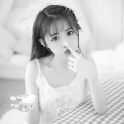 个性十足的黑白微信高清女头图片(图96)