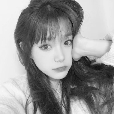 小众但大气的黑白ins风真人头像(图87)