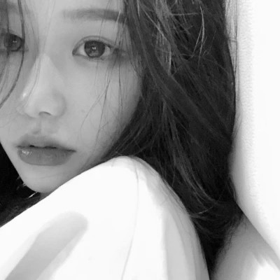 黑白女生微信头像(图39)