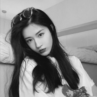 黑白女生微信头像(图95)