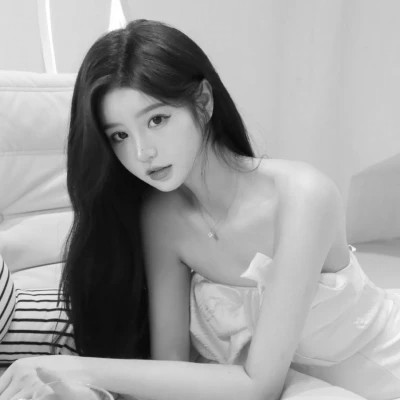 黑白女生微信头像(图96)