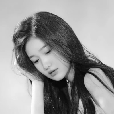 个性十足的黑白微信高清女头图片(图65)