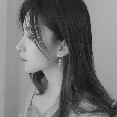 个性十足的黑白微信高清女头图片(图104)