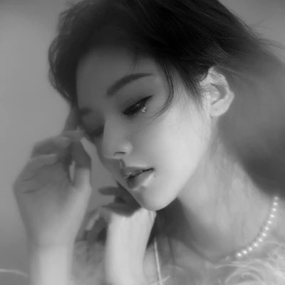 个性十足的黑白微信高清女头图片(图70)