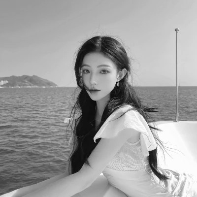 小众但大气的黑白ins风真人头像(图52)