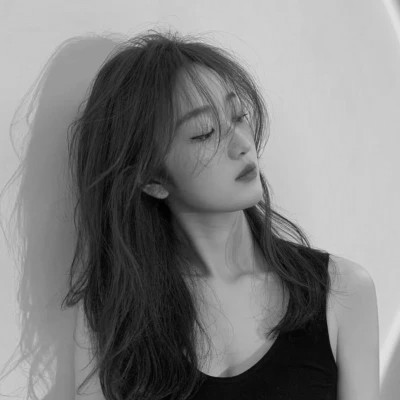 个性十足的黑白微信高清女头图片(图89)