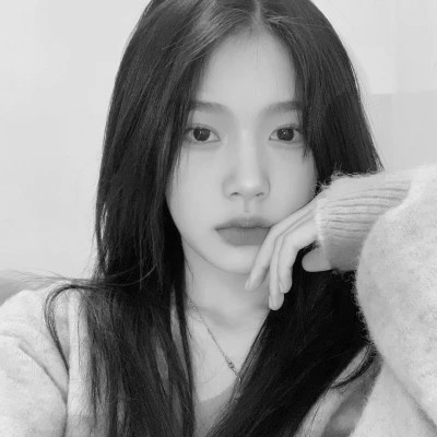 小众但大气的黑白ins风真人头像(图78)