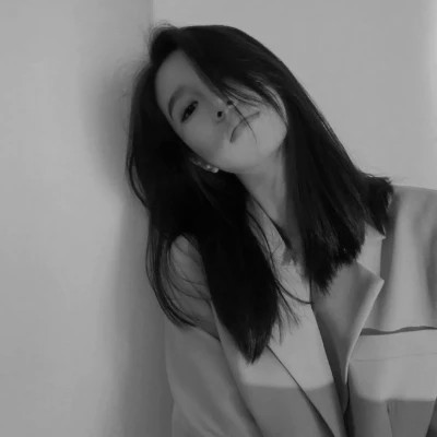 个性十足的黑白微信高清女头图片(图92)