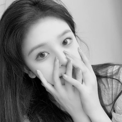 黑白女生微信头像(图80)