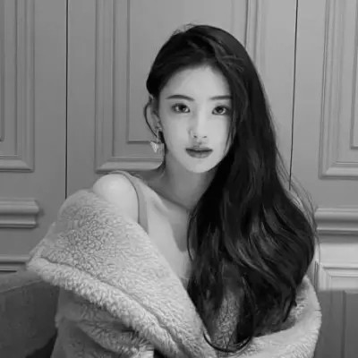 2024最新高清黑白美女头像图片(图27)