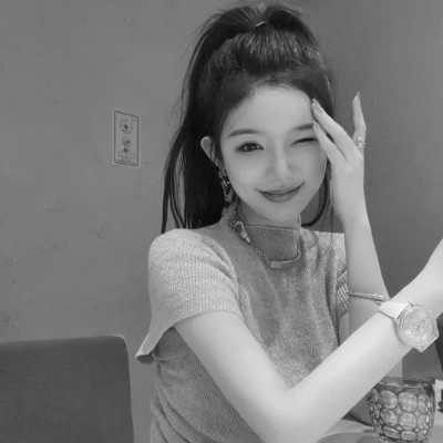 2024最新高清黑白美女头像图片(图56)