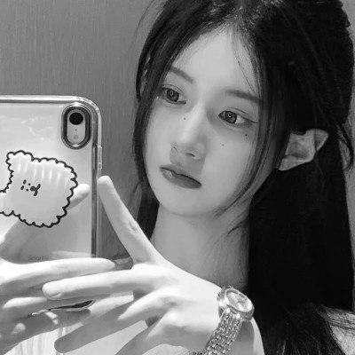 2024最新高清黑白美女头像图片(图31)
