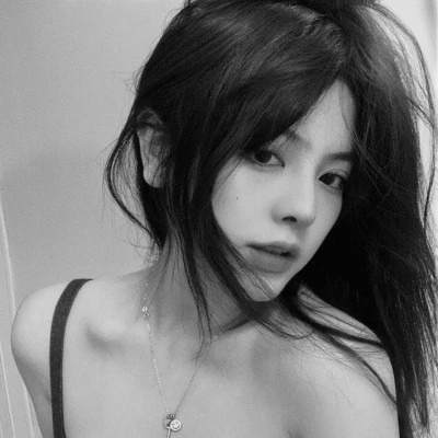 2024最新高清黑白美女头像图片(图71)
