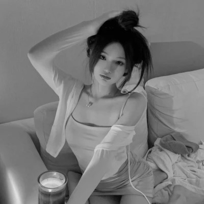 2024最新高清黑白美女头像图片(图105)