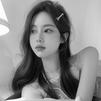 2024最新高清黑白美女头像图片(图102)