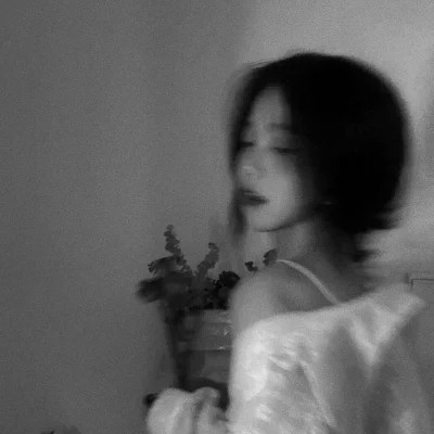 2024最新高清黑白美女头像图片(图62)