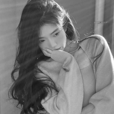 2024最新高清黑白美女头像图片(图101)