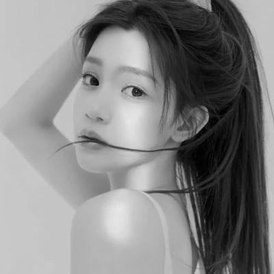 2024最新高清黑白美女头像图片(图46)