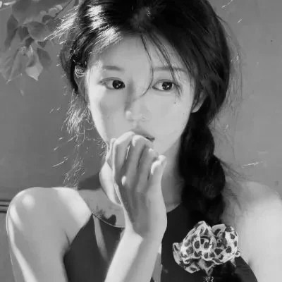 2024最新高清黑白美女头像图片(图83)