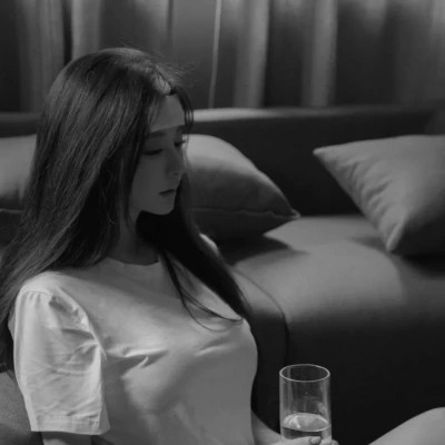2024最新高清黑白美女头像图片(图79)