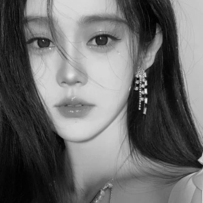 2024最新高清黑白美女头像图片(图69)