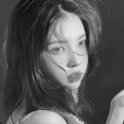 2024最新高清黑白美女头像图片(图59)