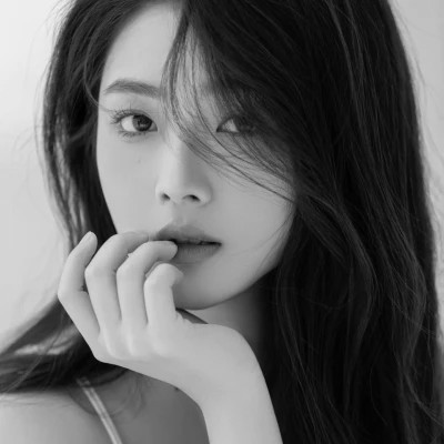 2024最新高清黑白美女头像图片(图70)