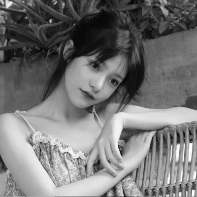 2024最新高清黑白美女头像图片(图33)