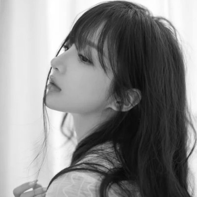 2024最新高清黑白美女头像图片(图81)