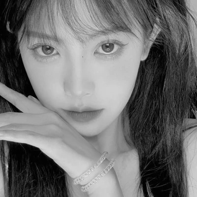 2024流行女生黑白真人头像(图14)