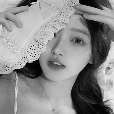 2024流行女生黑白真人头像(图32)