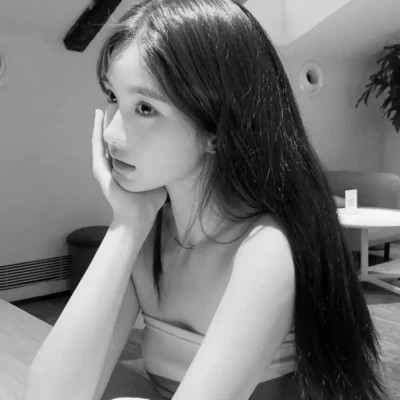 2024年最火爆的黑白女生QQ头像(图41)