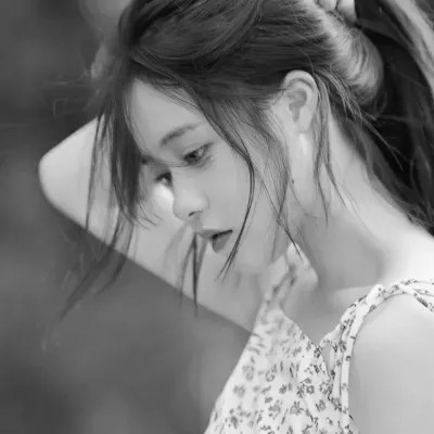 2024年最火爆的黑白女生QQ头像(图26)