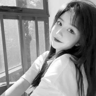 2024流行女生黑白真人头像(图21)