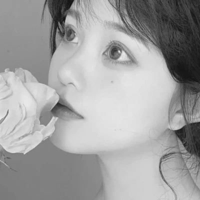 2024流行女生黑白真人头像(图30)