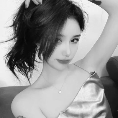 2024流行女生黑白真人头像(图17)