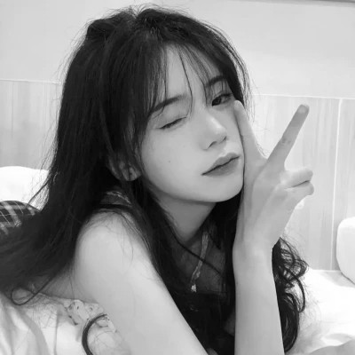 2024年最火爆的黑白女生QQ头像(图40)