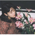 真人闻花伤感女头图片