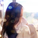 夜晚灯光下的女生头像，温暖与美好并存