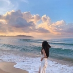 女生海边唯美背影高清头像图片，纯净唯美，让人心动