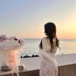 晚霞中的女生背影头像图片，别样的美丽与意境