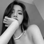 黑白现代真人女头图片，尽显高雅与品味